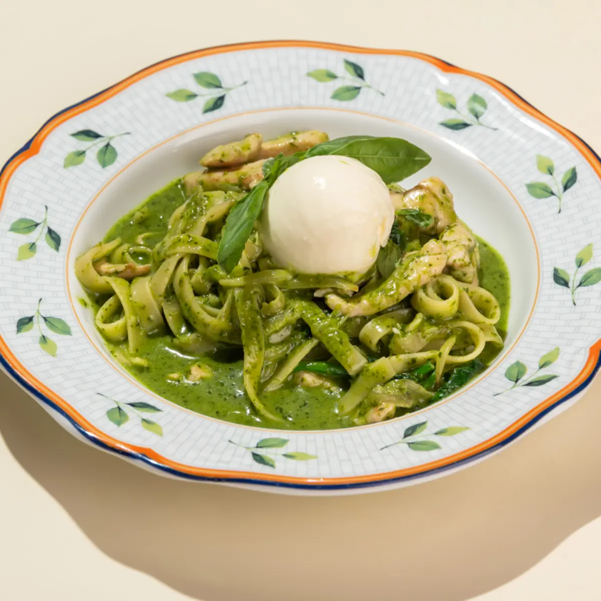 Тальятелле с куриной грудкой и шпинатом