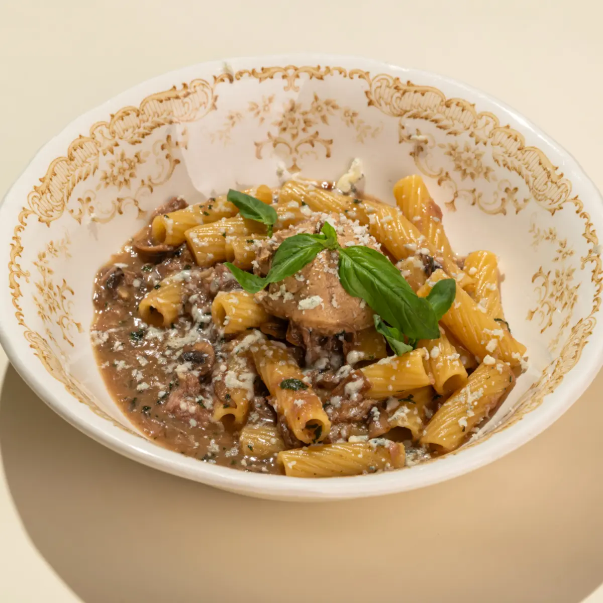 Тортильони с томленой говядиной и грибным муссом