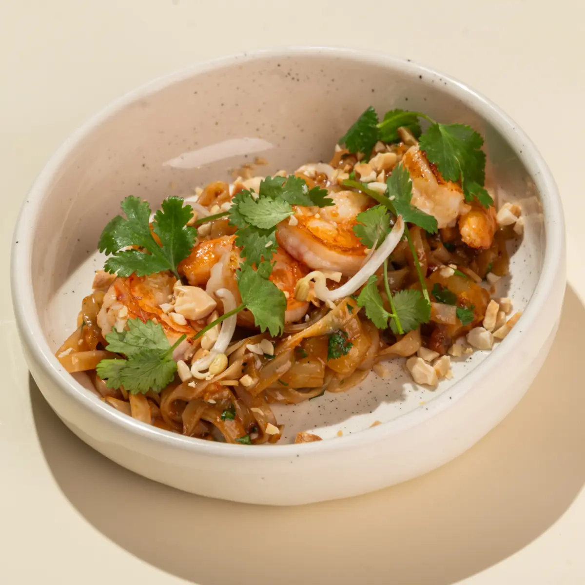 Рисовая лапша с креветками и ананасом