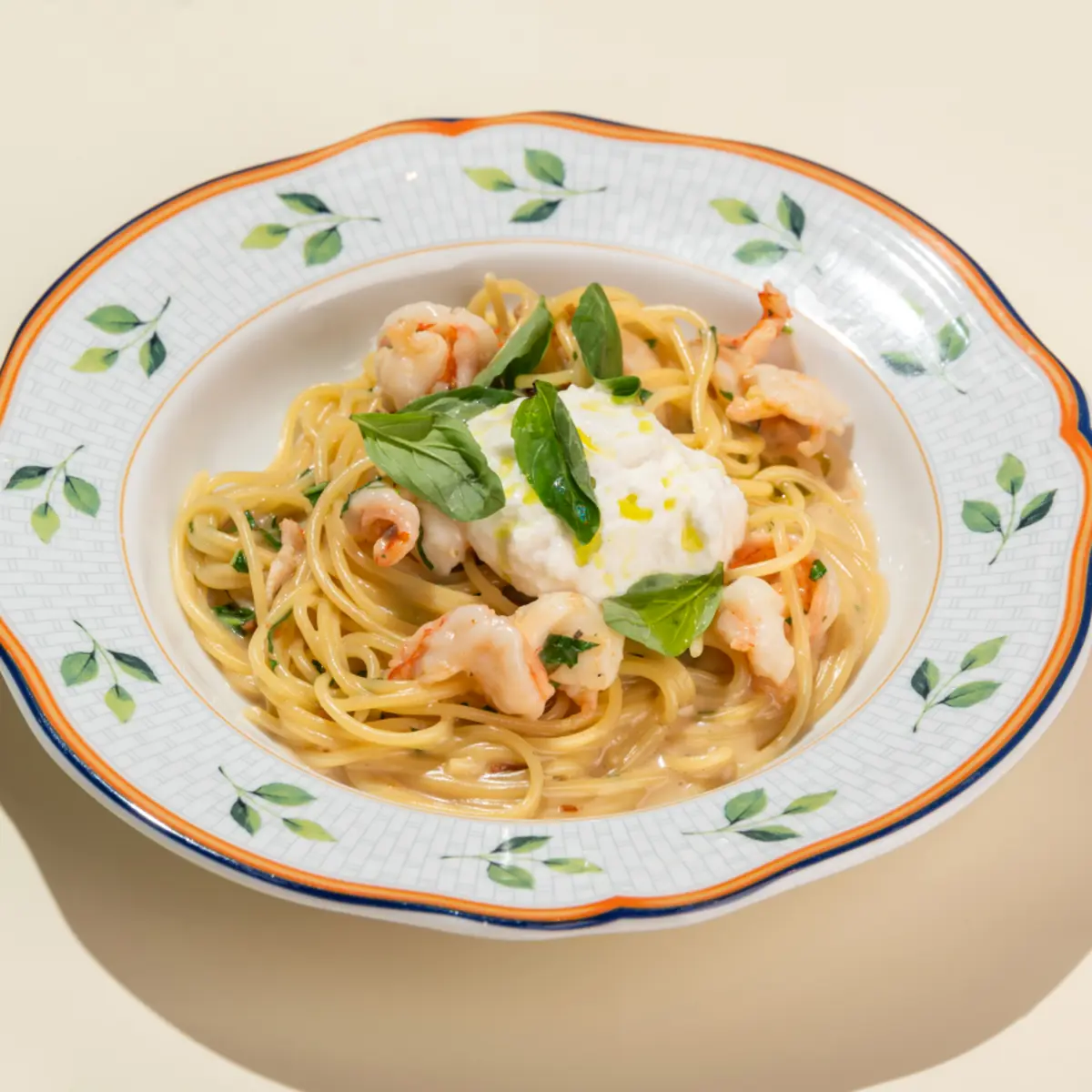 Спагетти с креветками и страчателлой