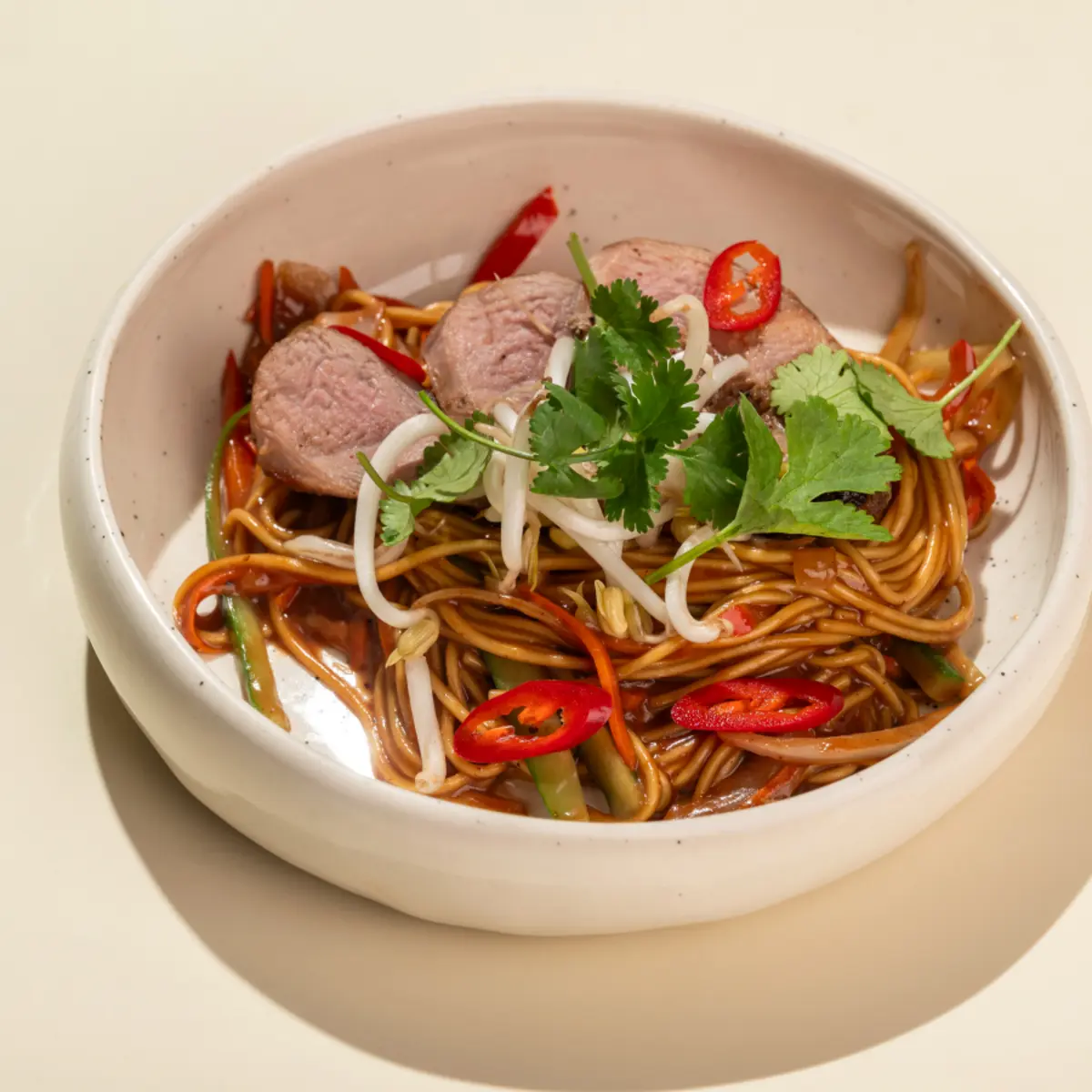 Яичная лапша с уткой бон-бон и свежими овощами