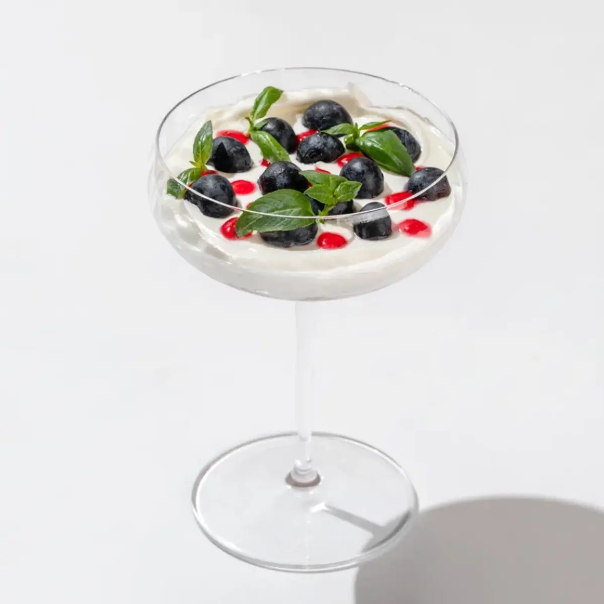  Греческий йогурт с голубикой и вафельной крошкой