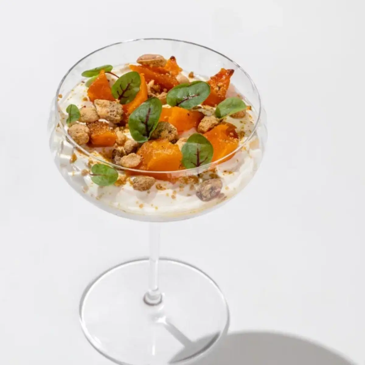 Греческий йогурт с тыквой, пряными орешками и вафельной крошкой