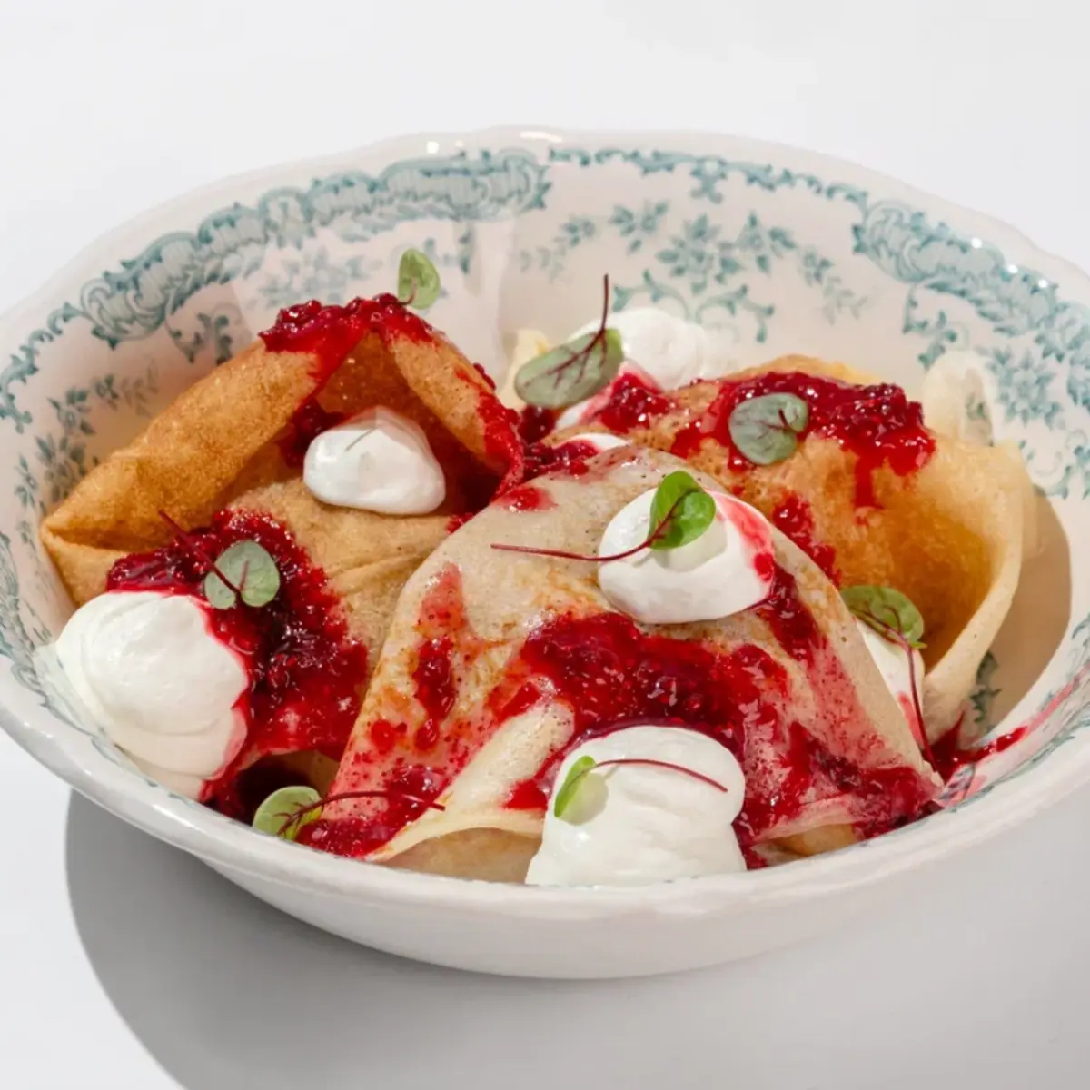 Блинчик с земляничным кули и творожным муссом.