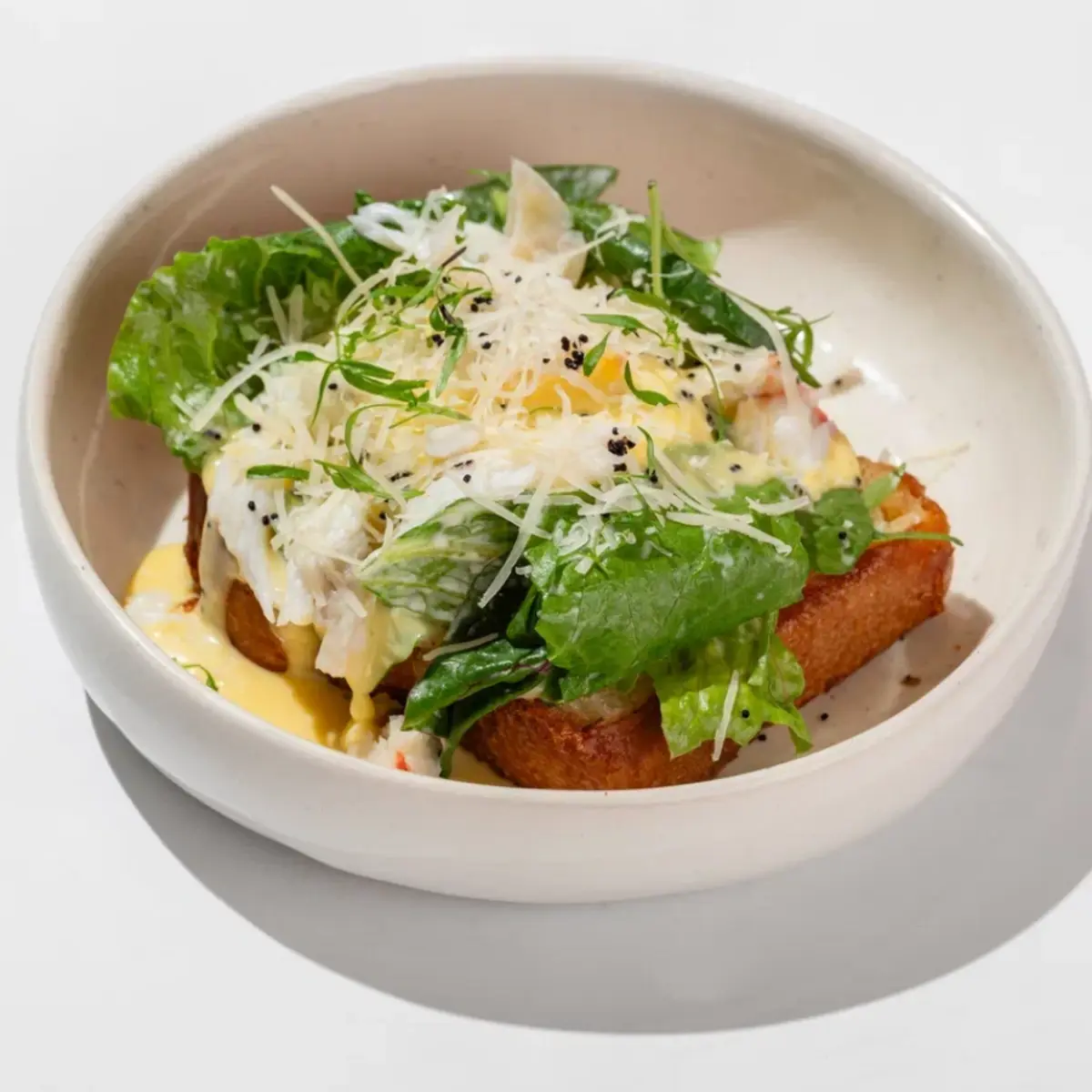 Сливочная бриошь с крабом, микс салата и голландский соус