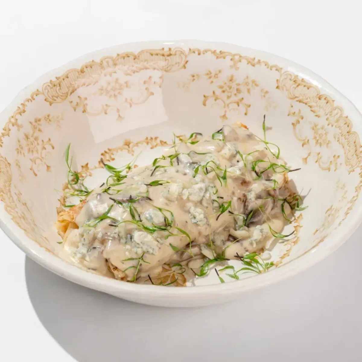 Блинчик с томленой говядиной, шпинатом, горгонзолой и грибным соусом