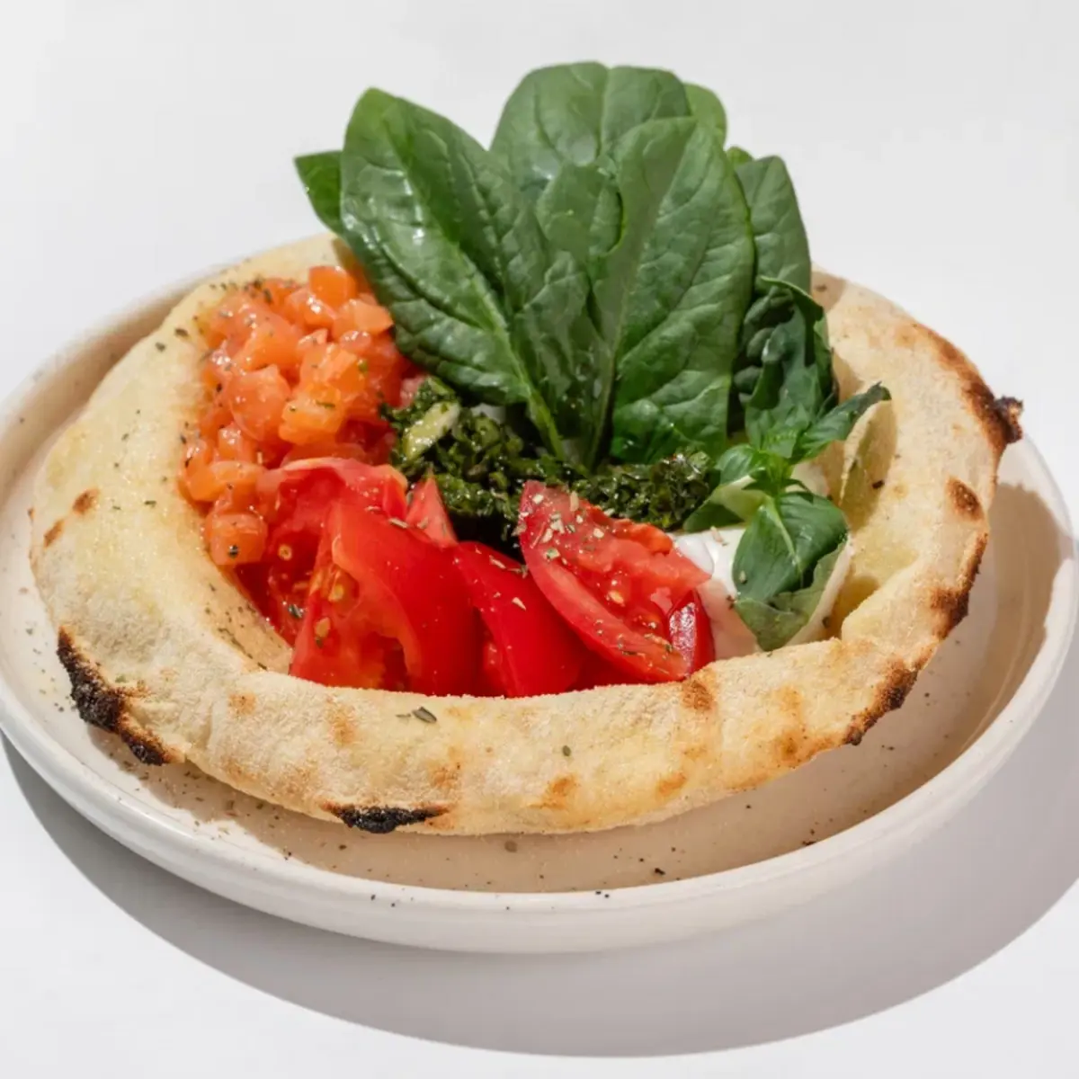 Лепешка с лососем, яйцом пашот и кремом из соленого сыра