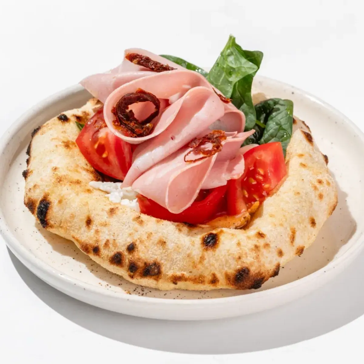 Лепешка с мортаделлой, вялеными томатами и трюфельной пастой