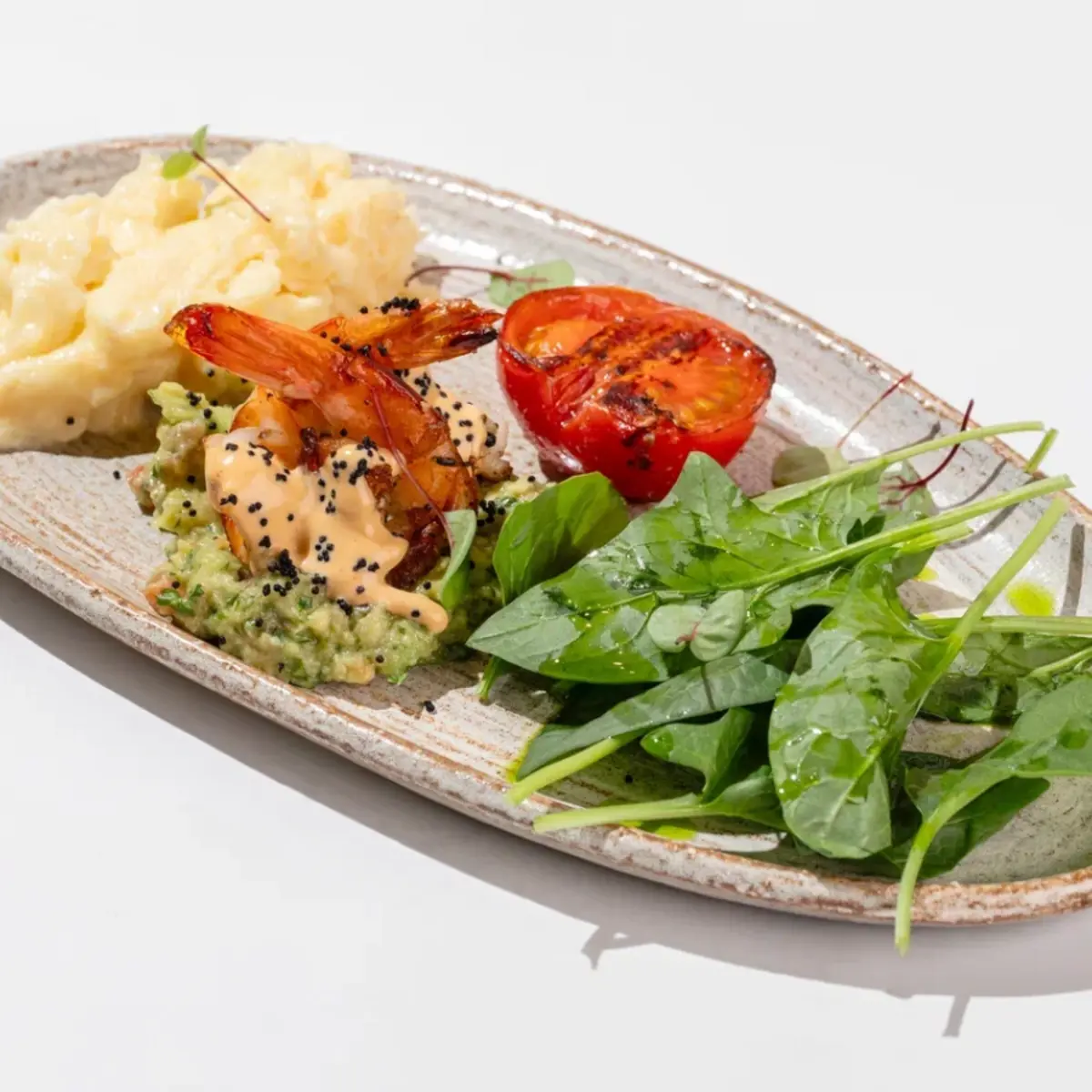 Скрамбл с креветками в соусе спайси