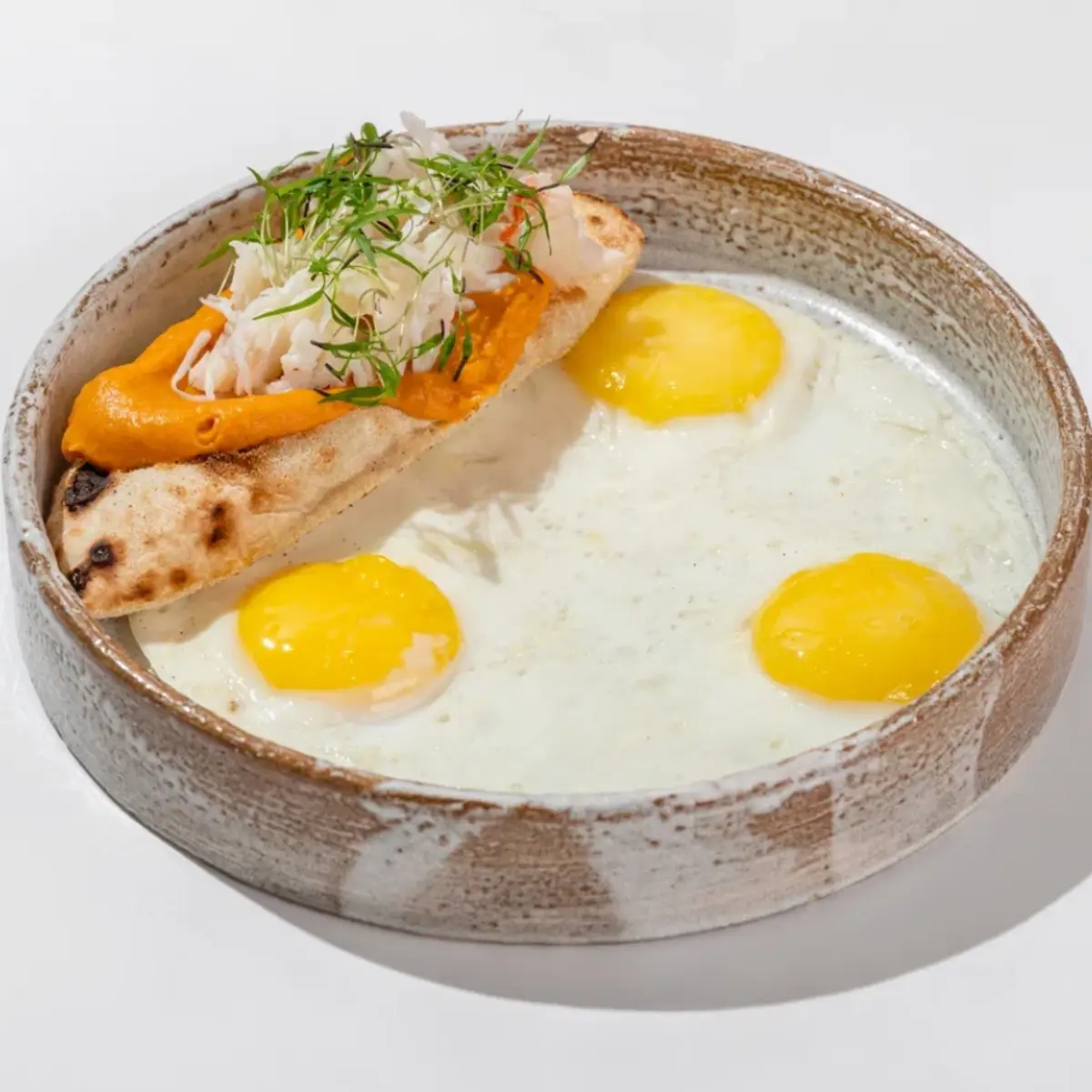 Глазунья, греческая лепешка с крабом и пате из батата