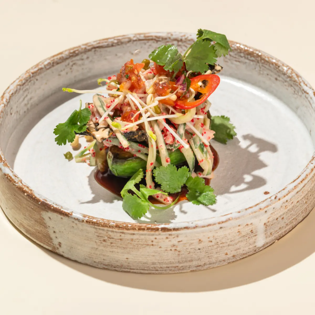 Авокадо на гриле с креветками в соусе спайси