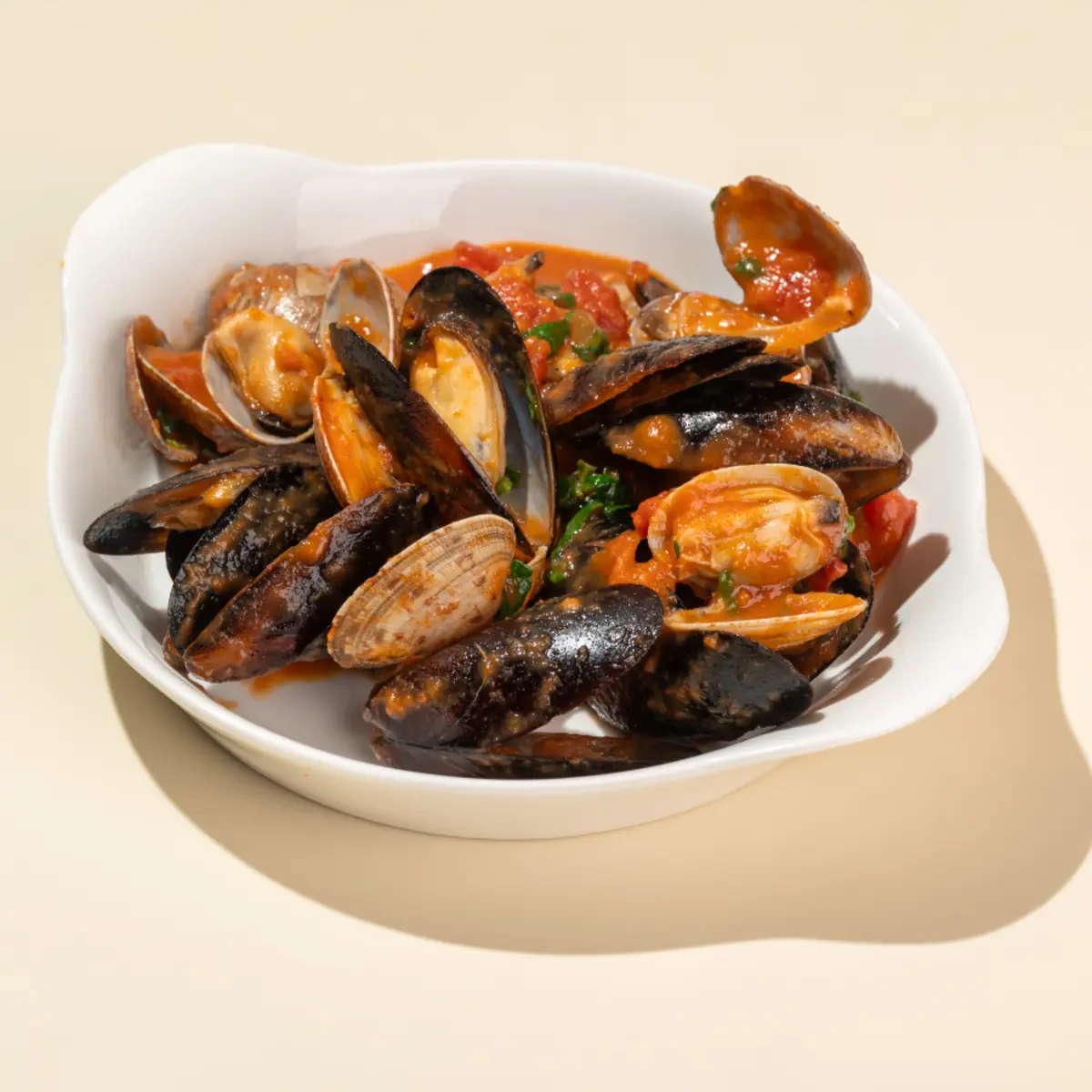 Соте из ракушек вонголе и голубые мидии