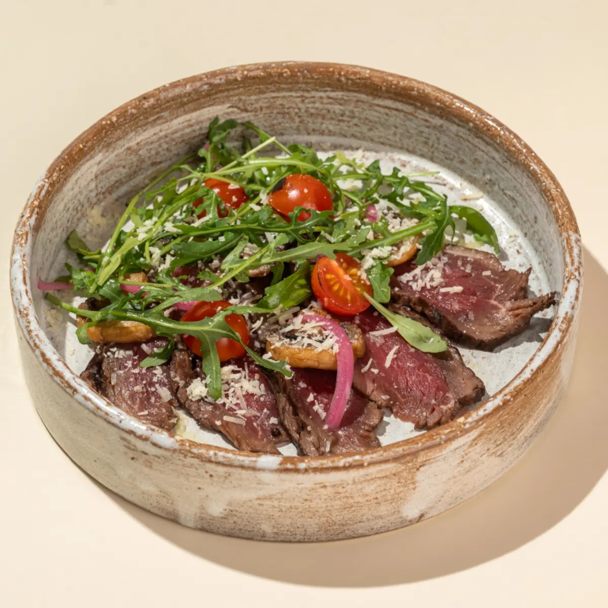 Ростбиф с печеными томатами и шампиньонами