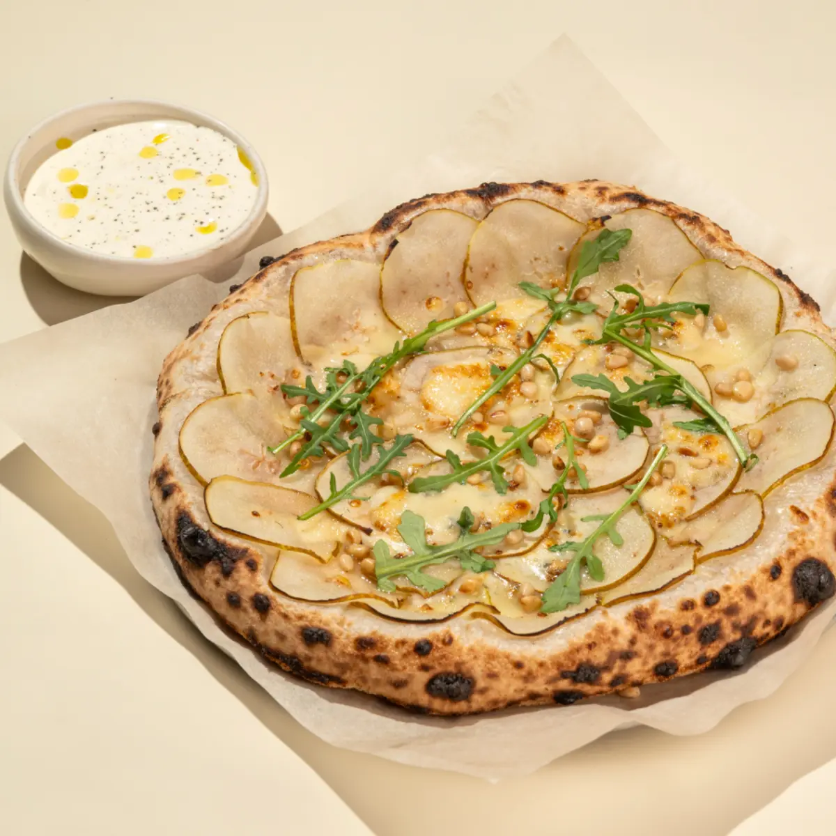 Пицца груша с горгонзолой