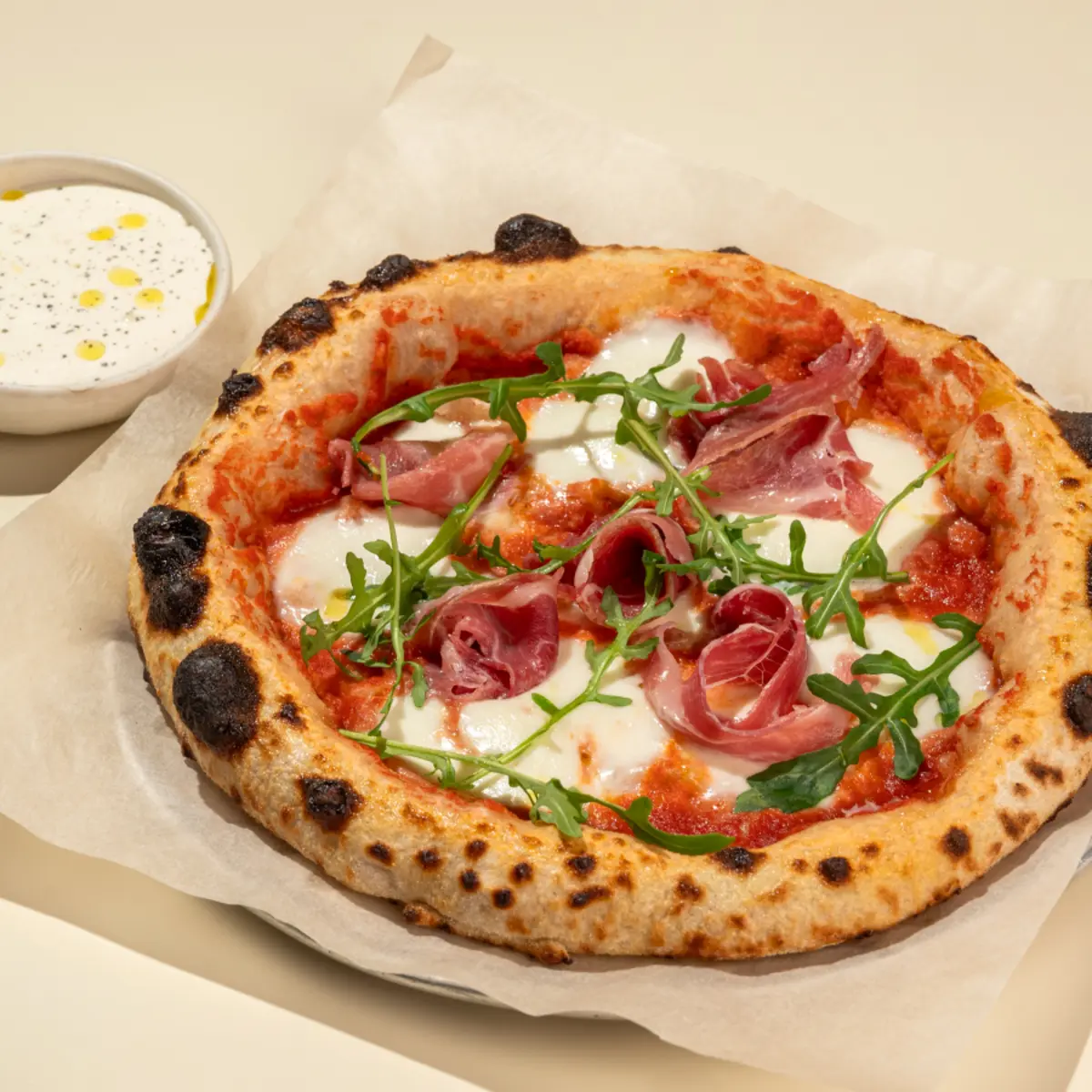 Пицца с прошутто и моцареллой