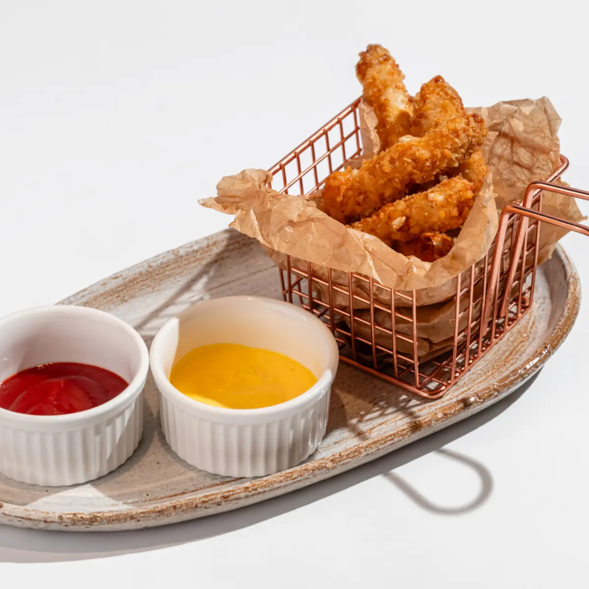  Куриные наггетсы с сырным соусом.