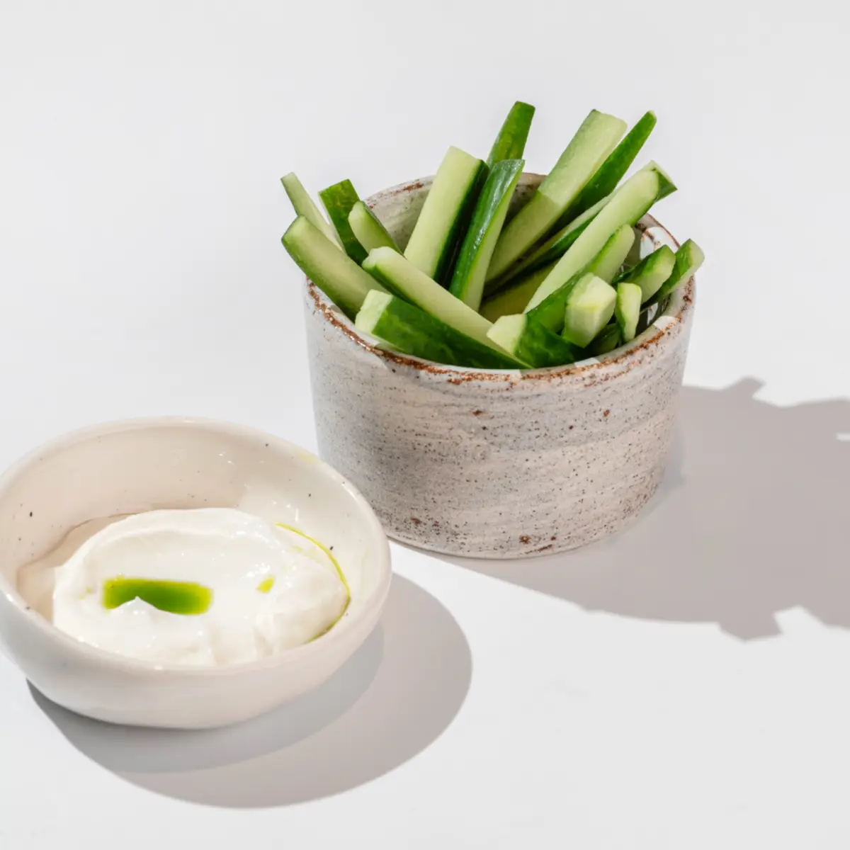  Огуречные палочки со сметаной.