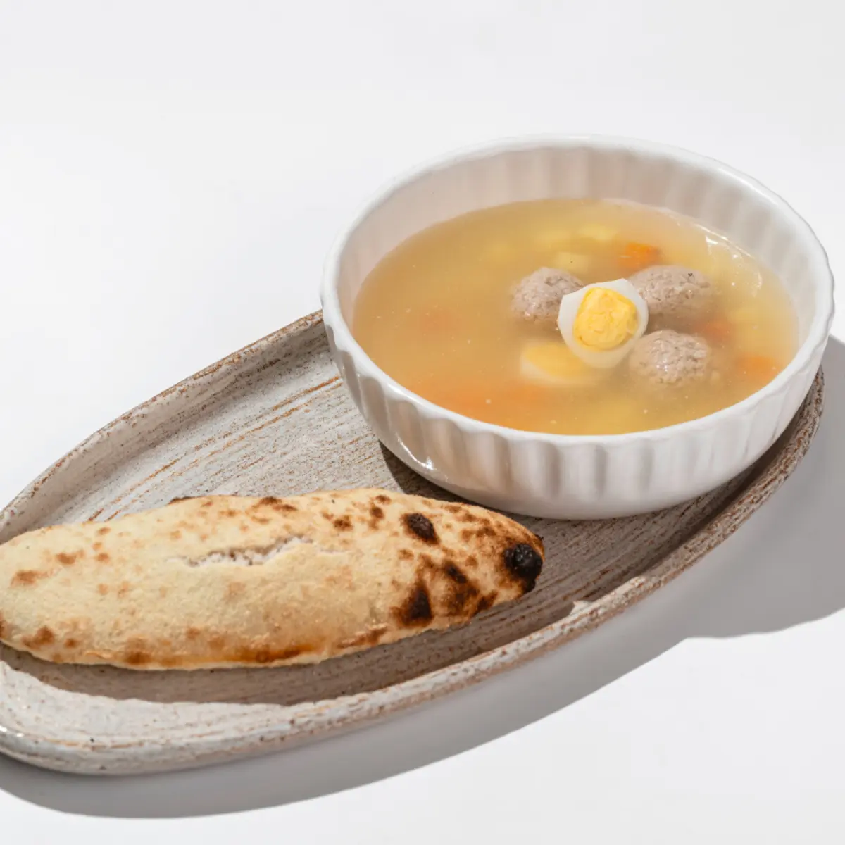 Куриный супчик с перепелиным яйцом.