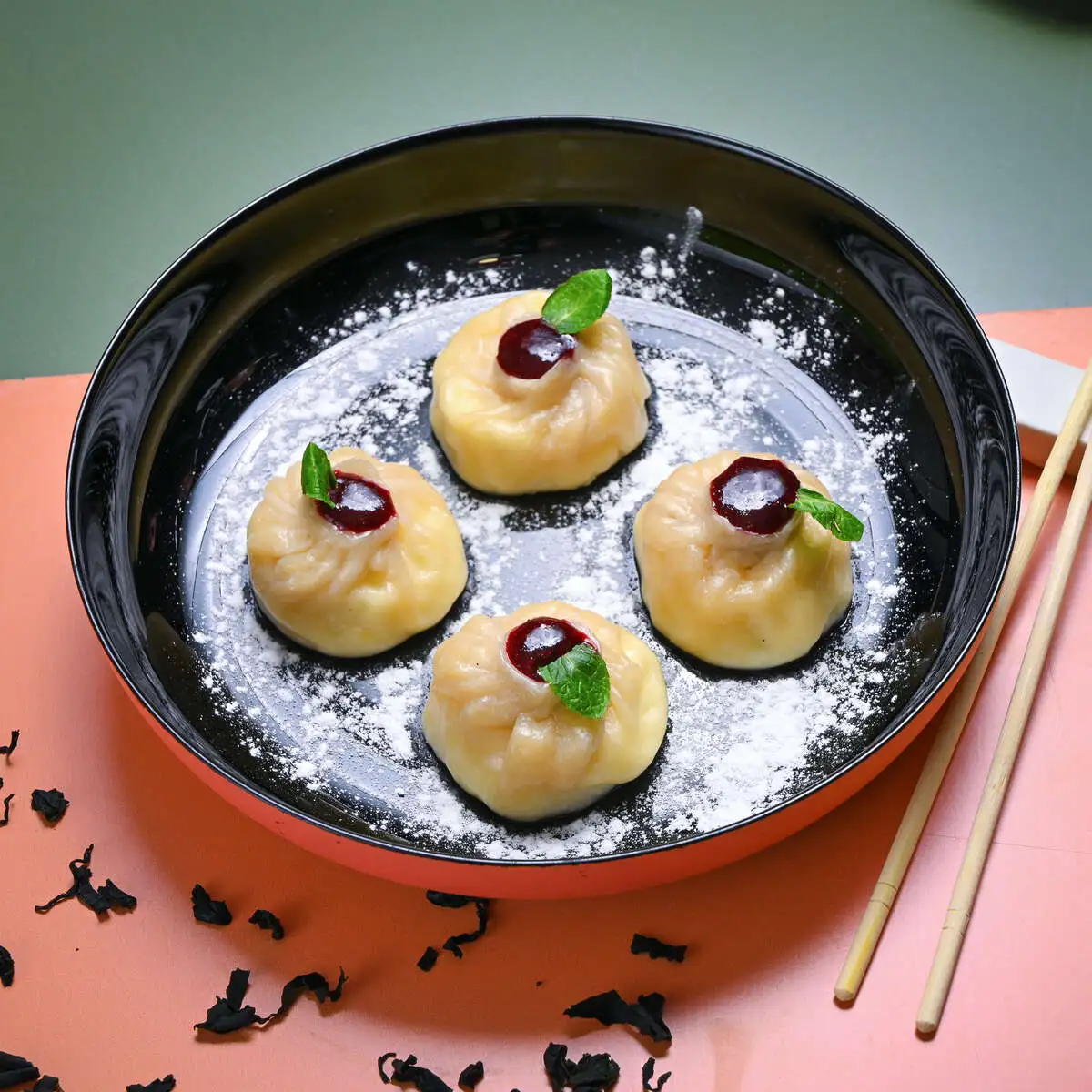 Сладкие Лун Бао с ванильным кр.сыром и черной смородиной