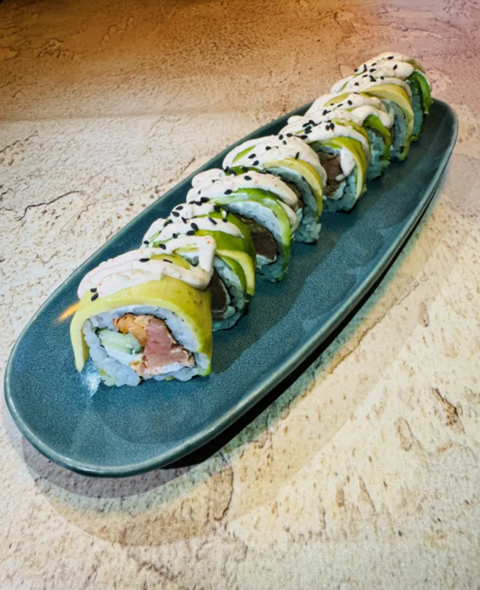 Ролл с копченым лососем и авокадо 