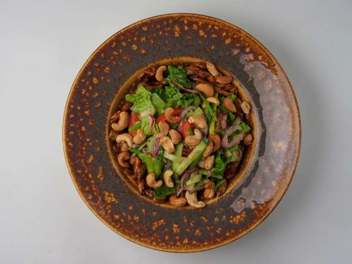 Салат с курицей, кешью и перечной заправкой, 300г