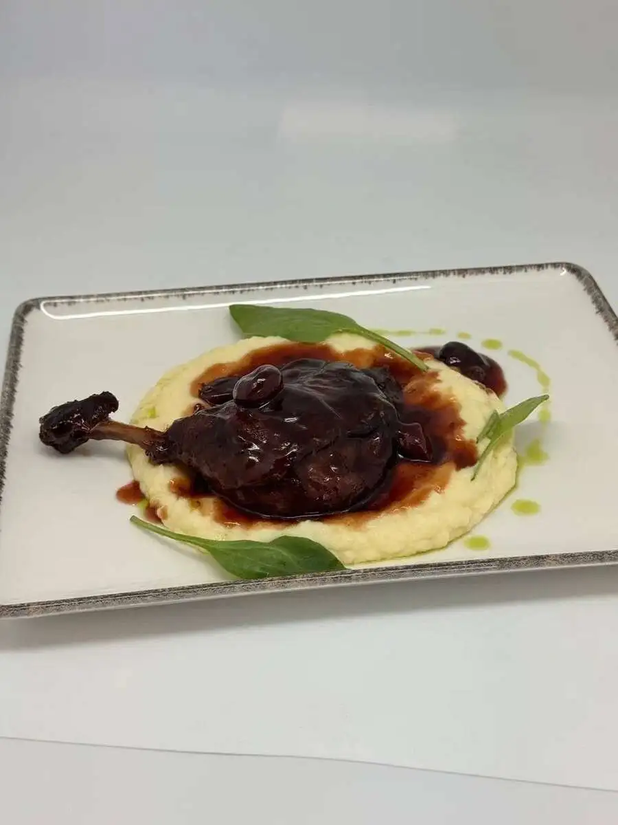 Утиная ножка конфи с пюре и вишневым соусом, 300г