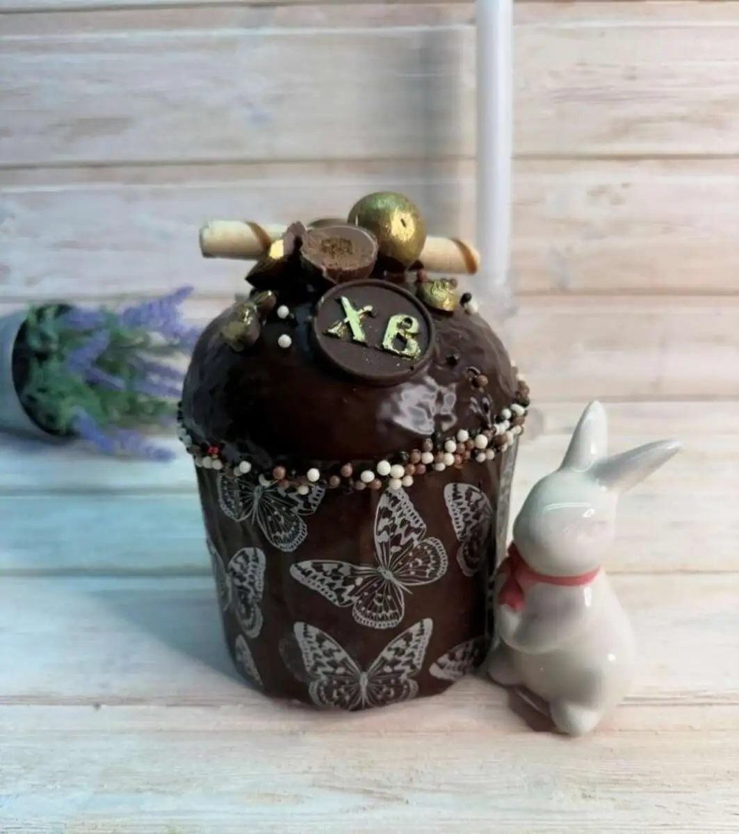 Кулич с шоколадным оформлением