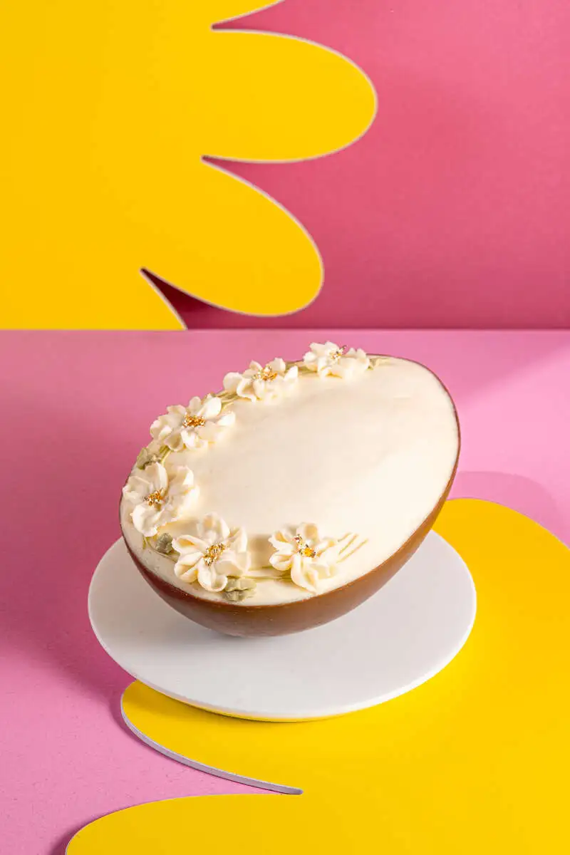 Шоколадное яйцо Сникерс