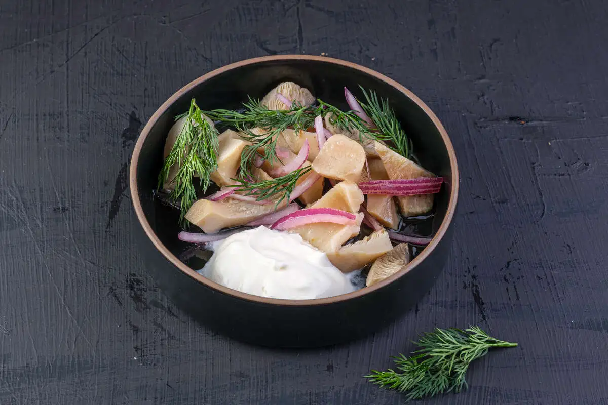 Грузди с луком и сметаной