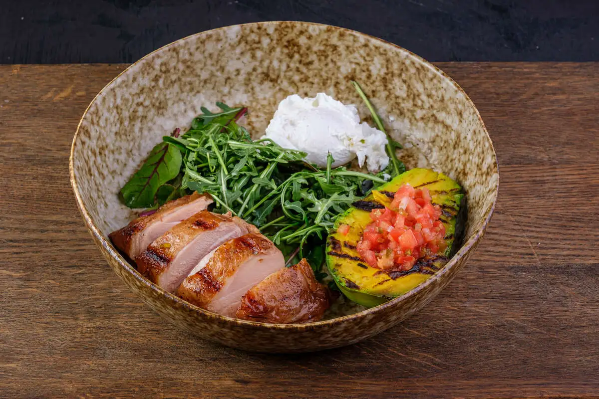 Салат с авокадо и куриным бедром