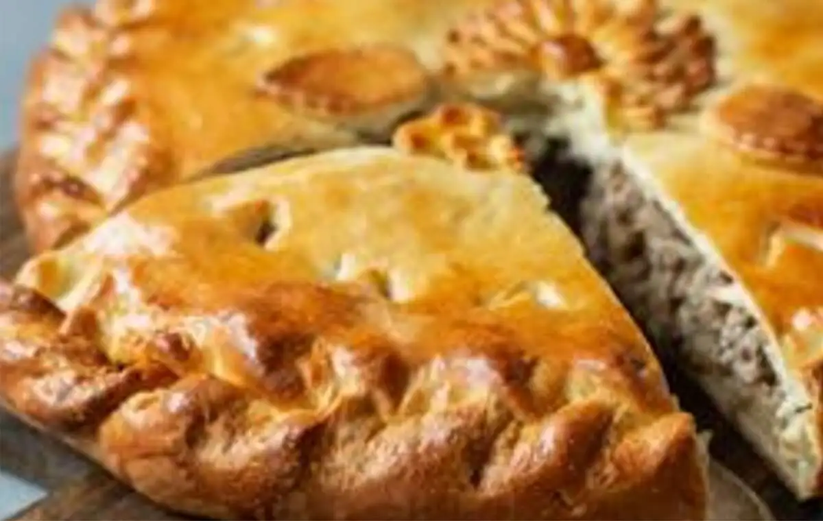 Сытный пирог с мясной начинкой из говядины и свинины в соусе бешамель