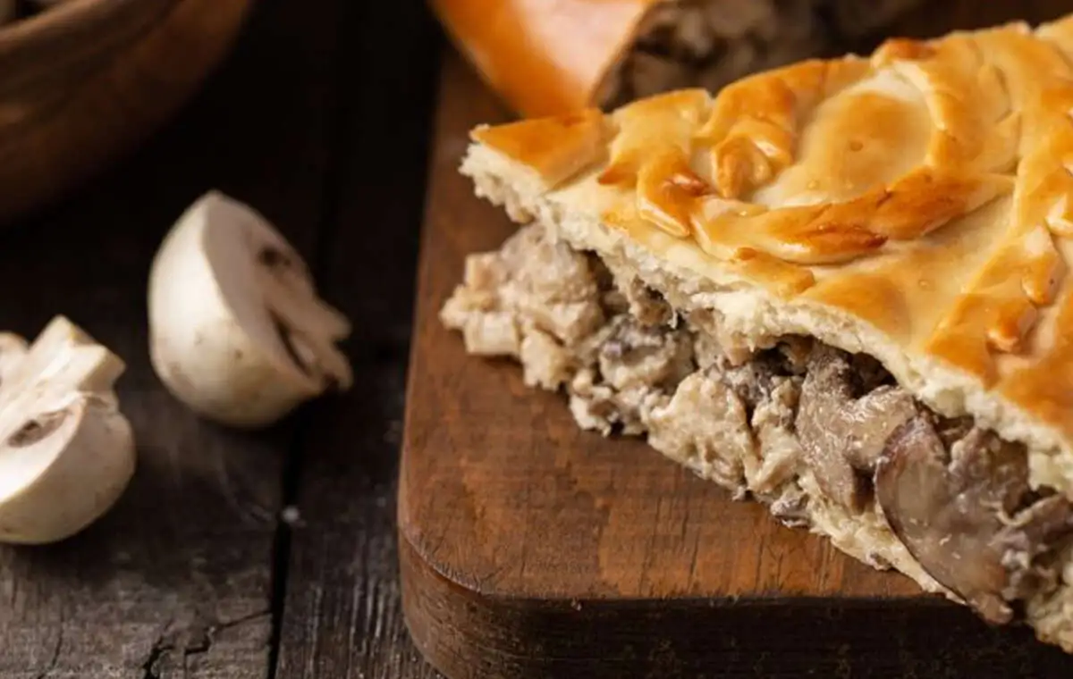 Пирог с курицей и грибами в сливочном соусе