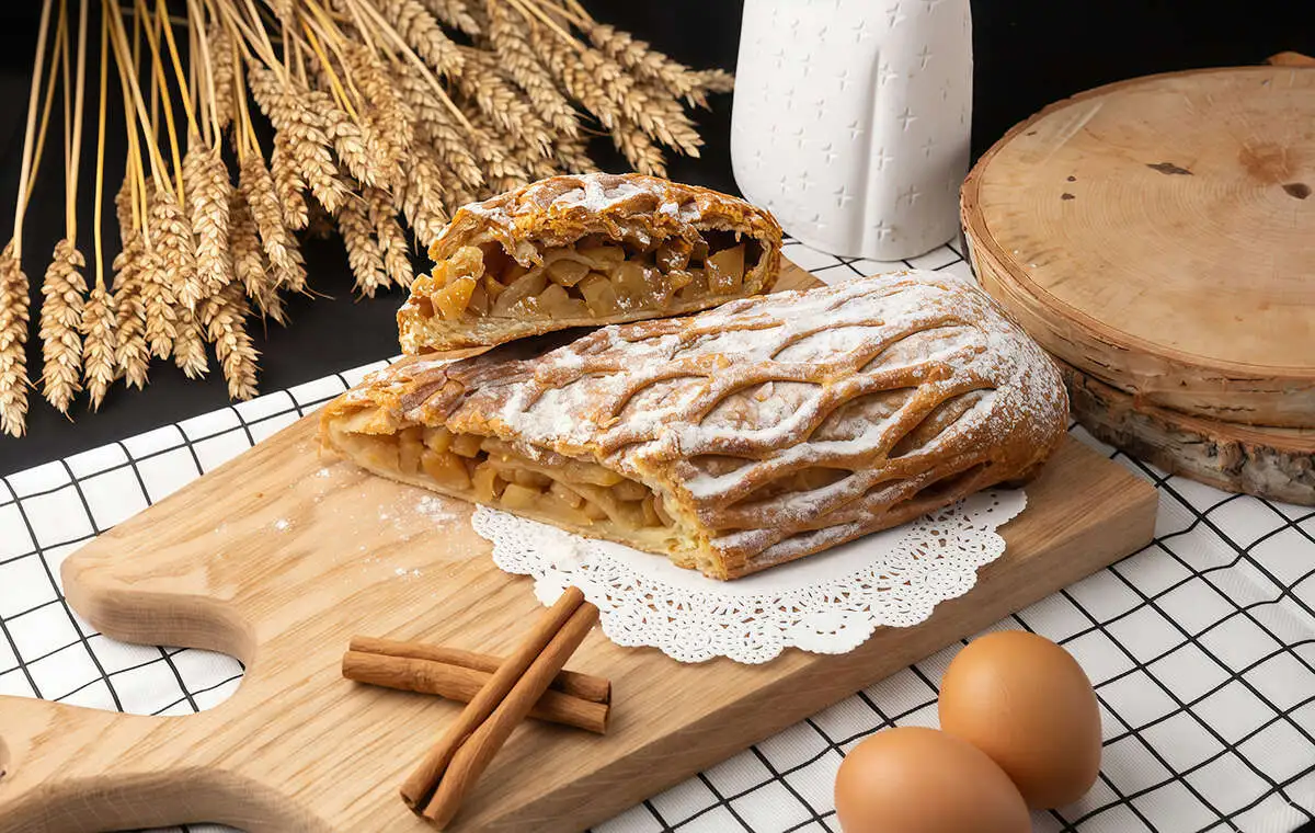 Пирог-штрудель с яблоком и корицей