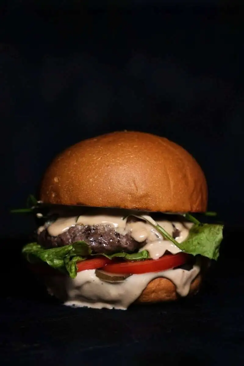 Бургер Вагю с трюфельным соусом и огурцами в бурбоне