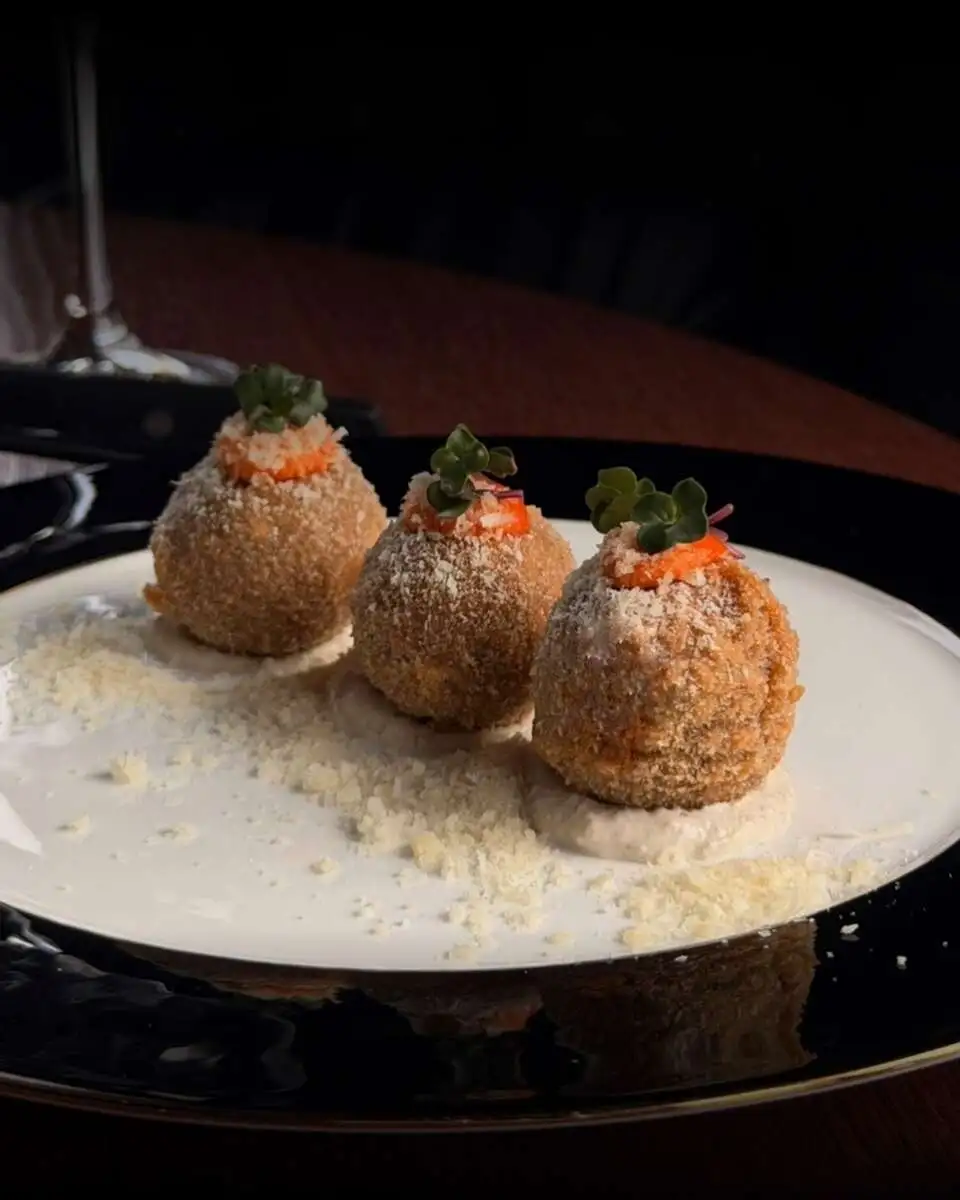 Крокеты с рваной говядиной, трюфельным кремом и морковным гелем