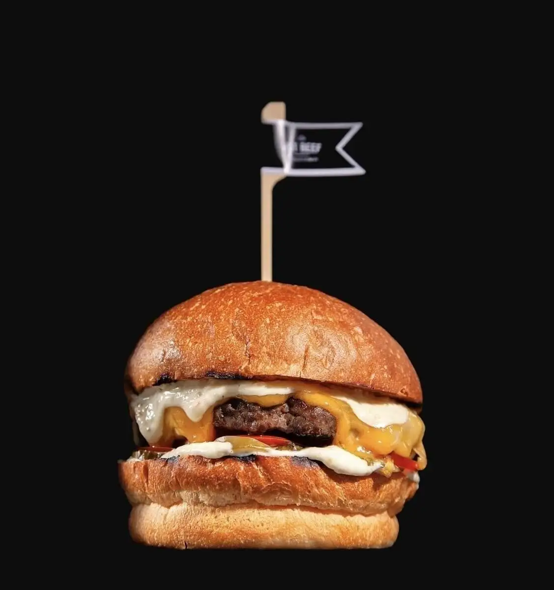 Бургер с котлетой из мраморной говядины и огурцами в бурбоне