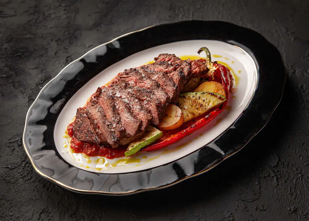Стейк рамп с перцем рамиро и соусом аматричана