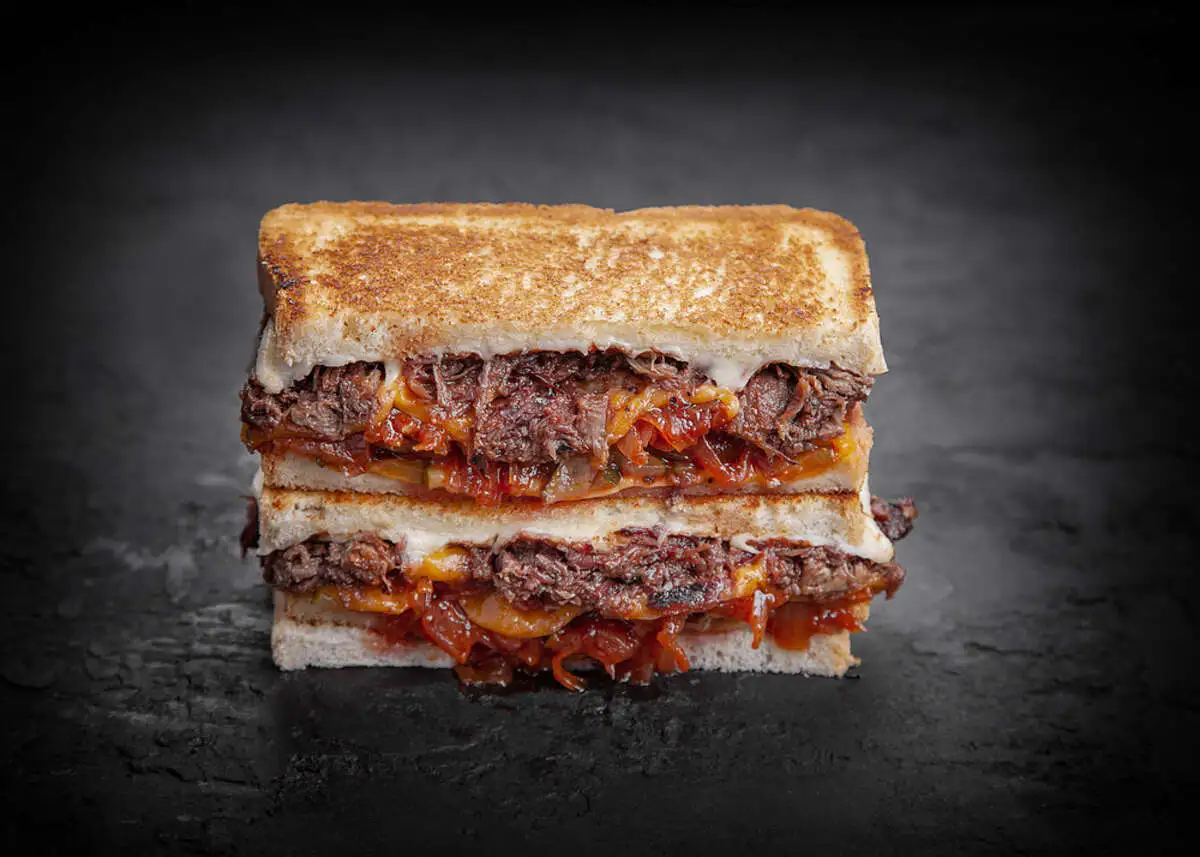 Сендвич с говядиной рваной
