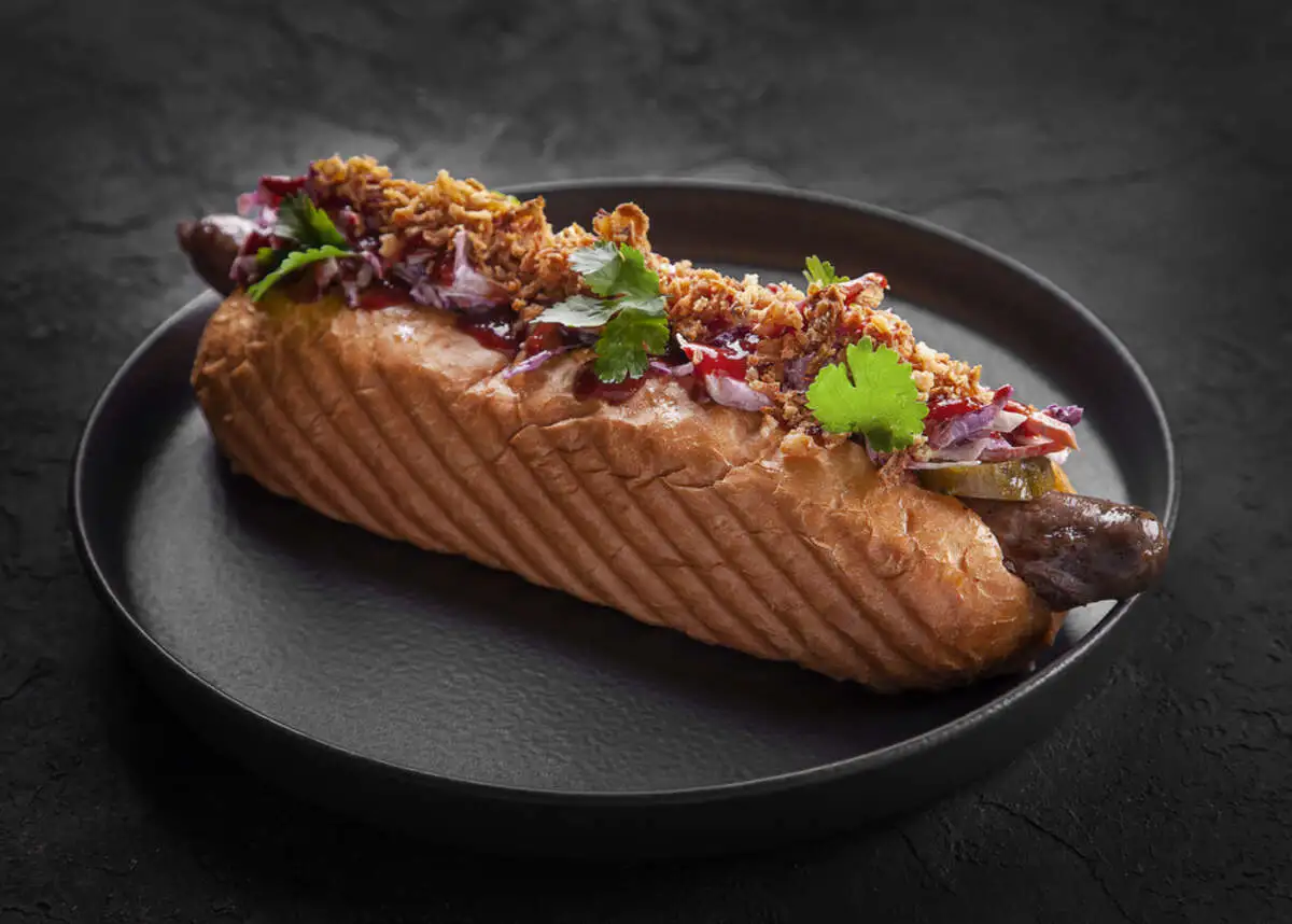 ХотДог с говяжьей колбаской, огурцами Ким Чи и салатом Коул Слоу