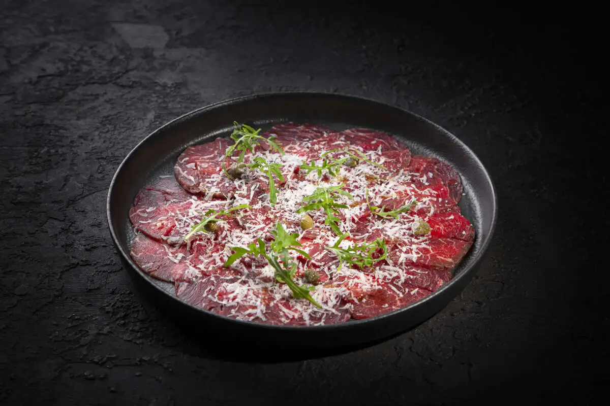 Карпаччо из мраморной говядины с трюфельным маслом и кремом бальзамик