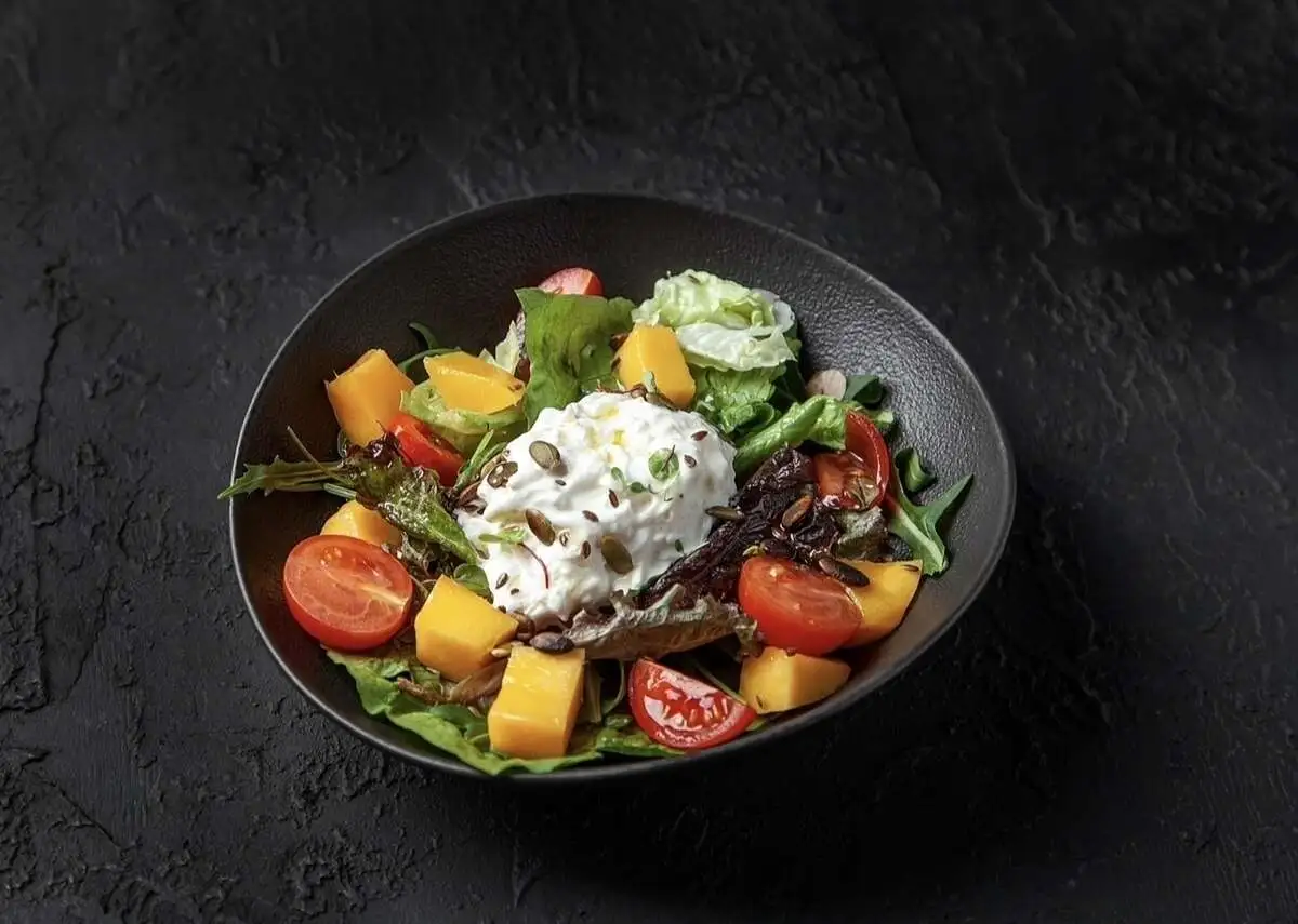 Салат с манго, страчателлой и томатами черри