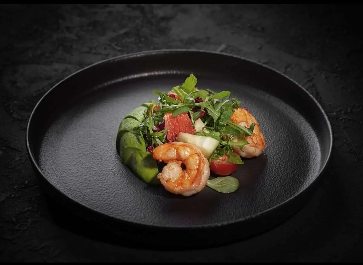 Салат с грейпфрутом и тигровыми креветками