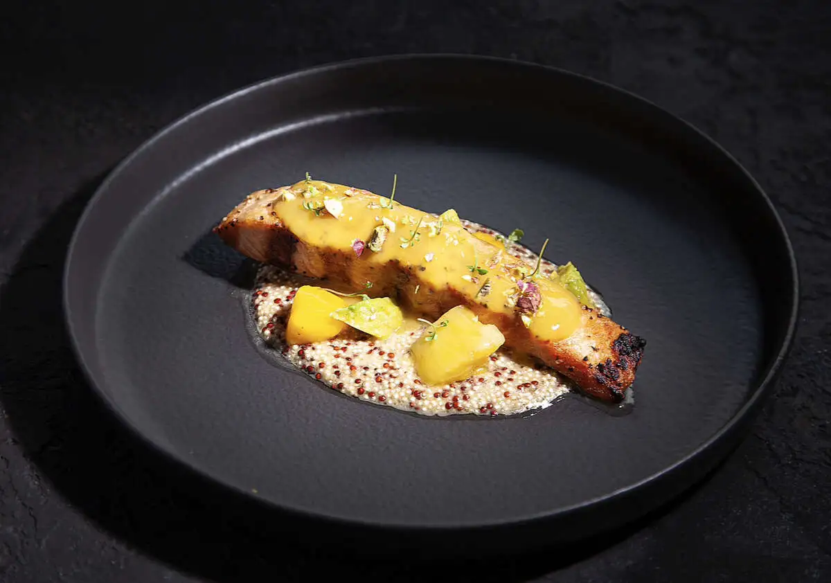 Лосось на гриле с булгуром и манго