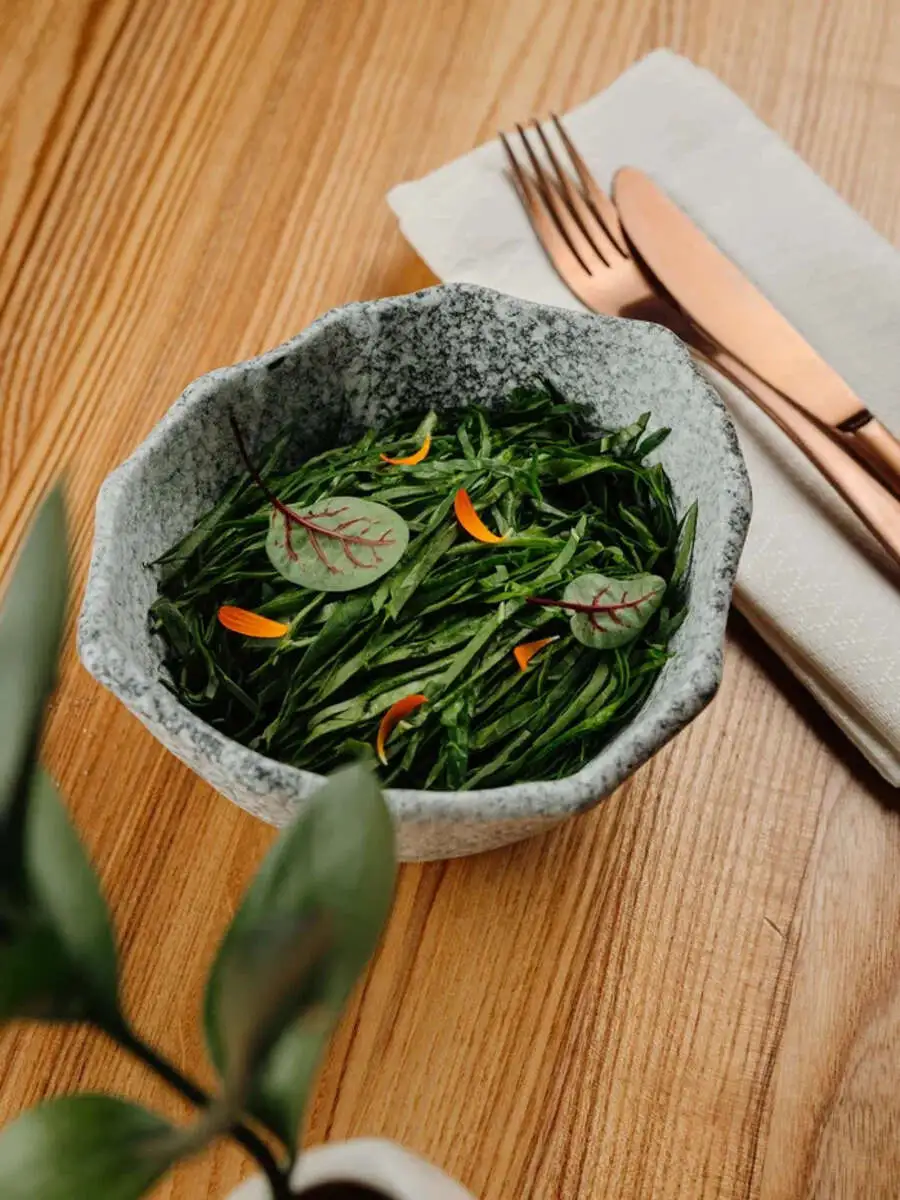 Тар-тар из говядины с устричным соусом и шпинатом