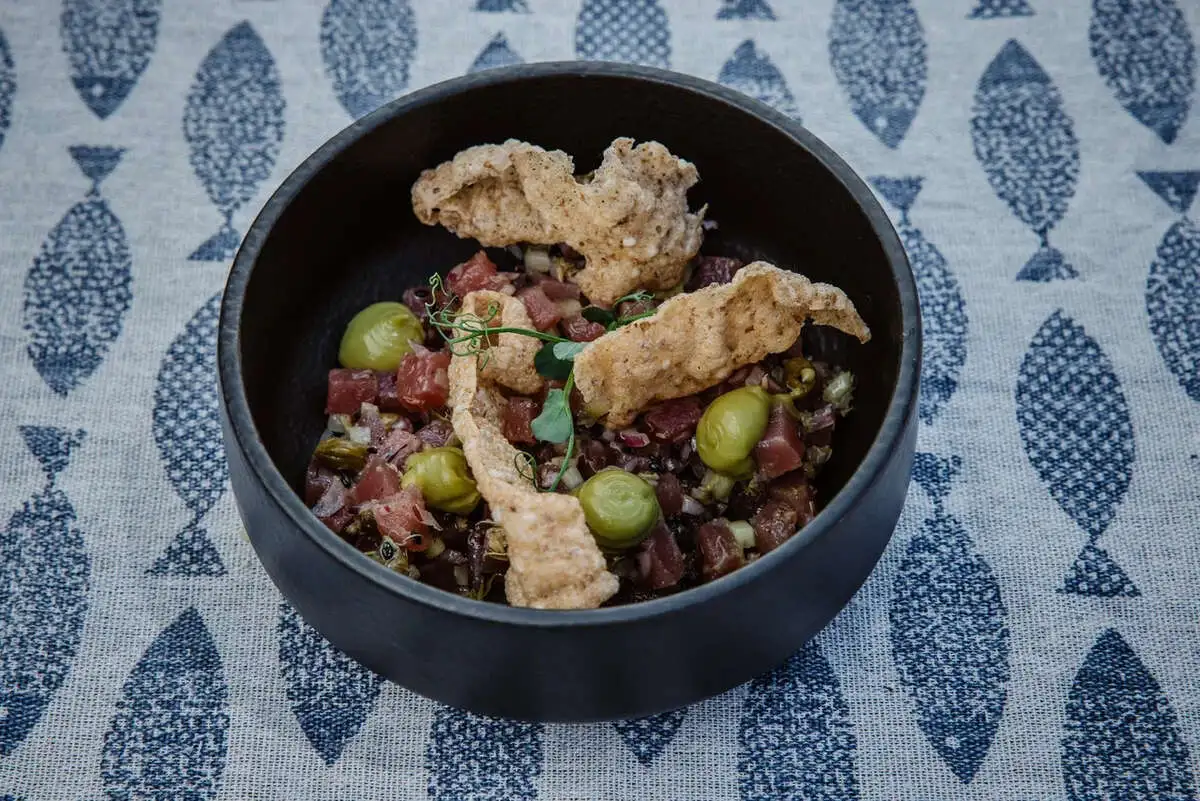 Тартар из тунца с авокадо и гречневыми чипсами