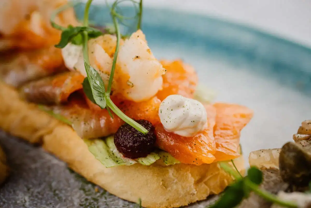 Брускета с лососем, томатами и зеленым горошком