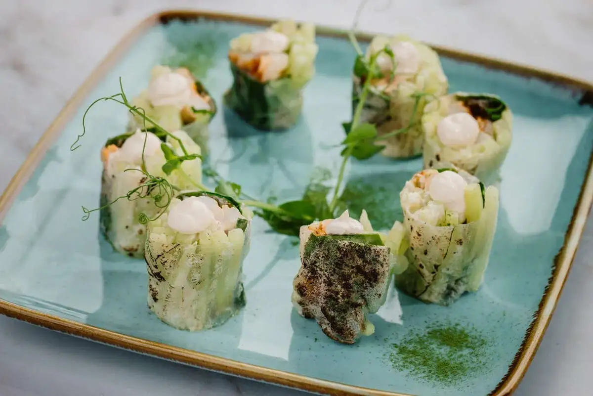 Спринг-Роллы с креветкой, снежным крабом, шпинатом и авокадо..