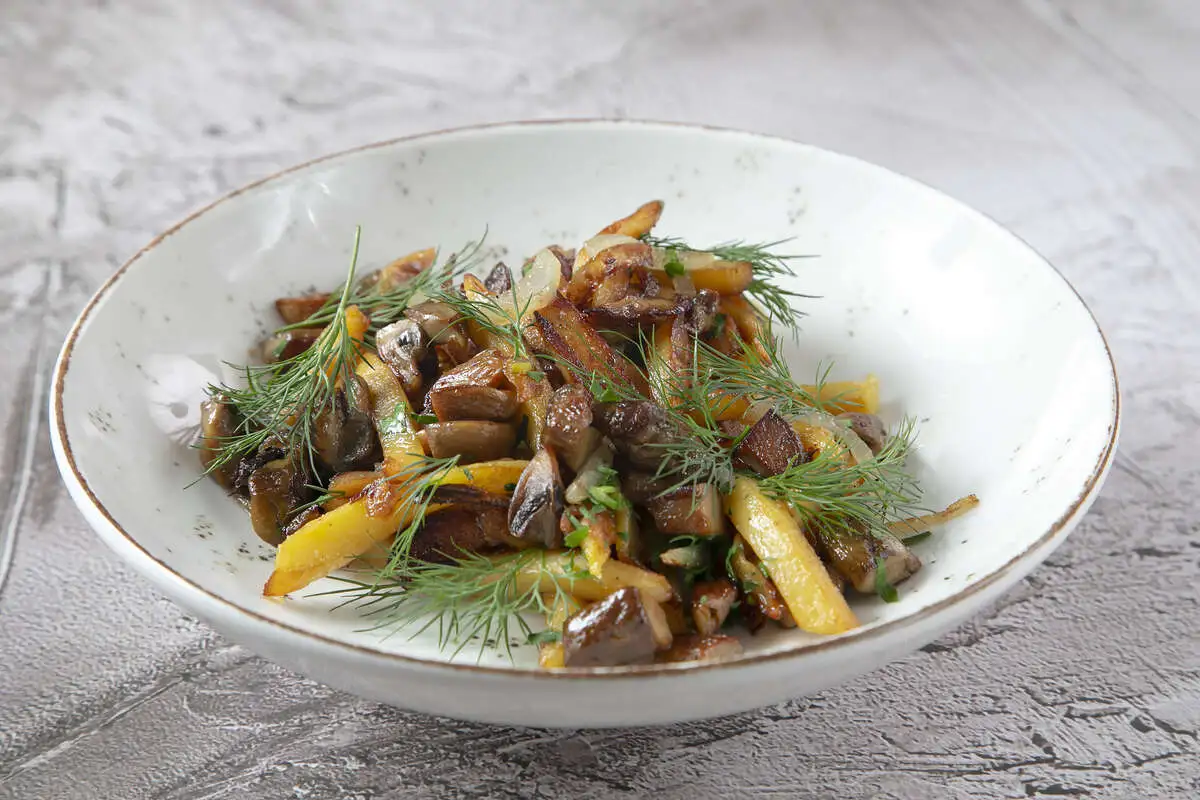 Картофель жареный с грибами и луком