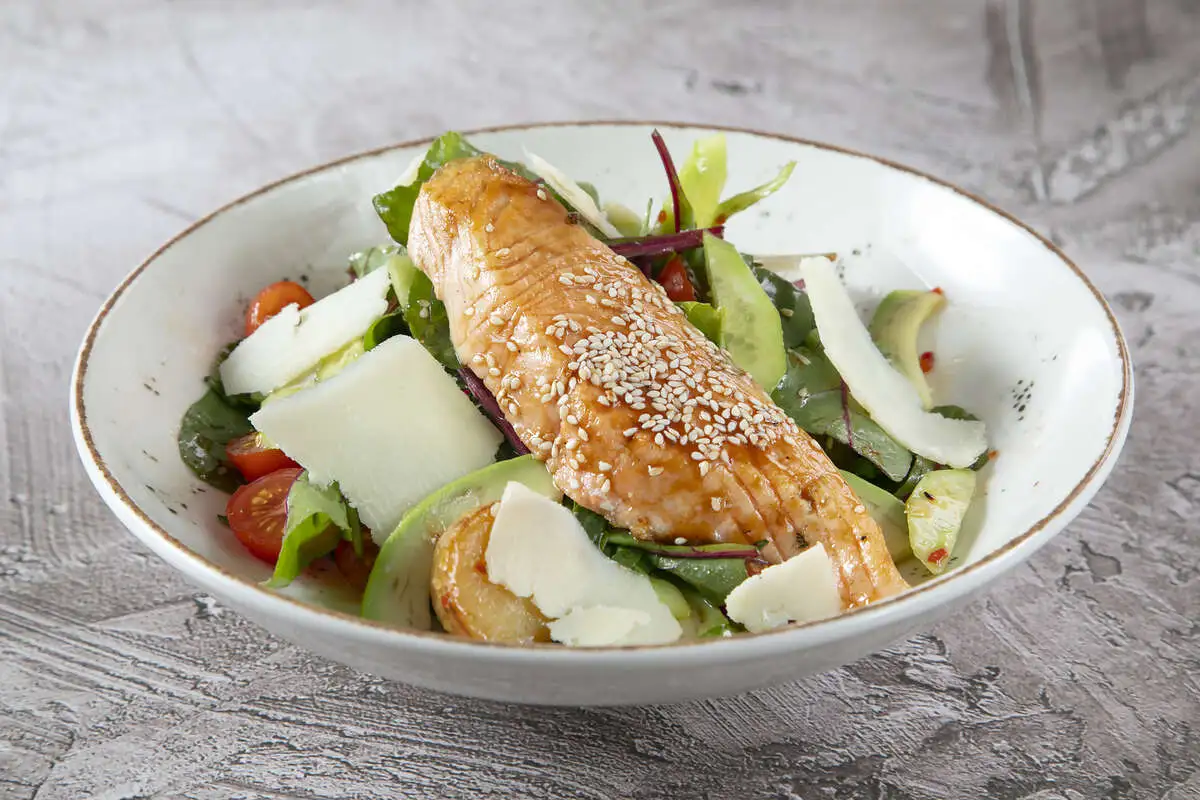 Стейк салат с лососем на гриле