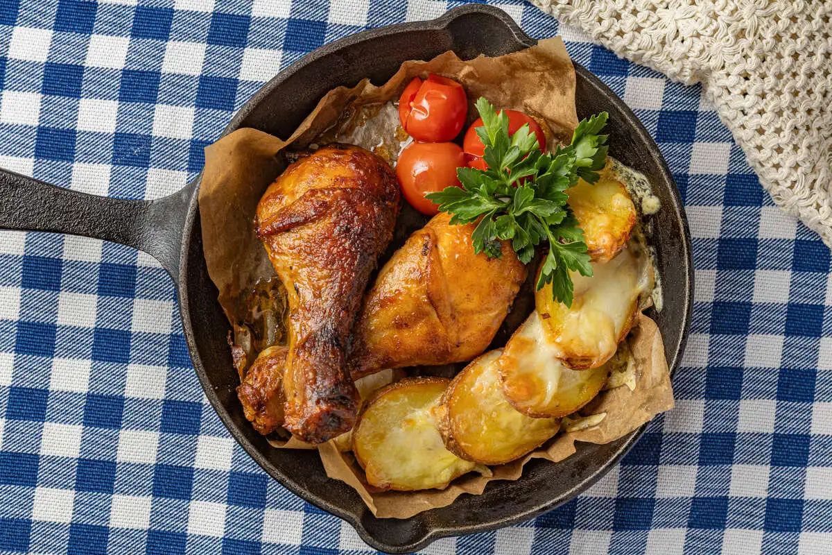 Жареные куриные ножки с картофелем под сыром